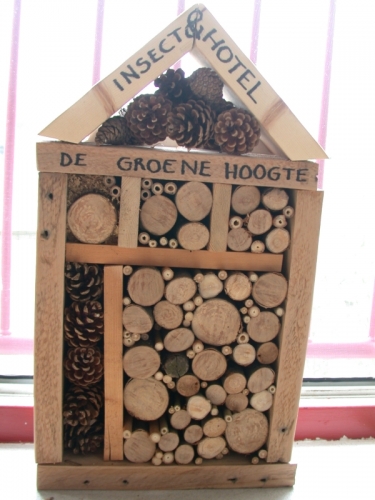 insecthotel_gevuld-375x500_c